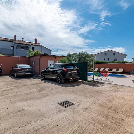 Family-friendly With Swimming Pool - 21314 Pula