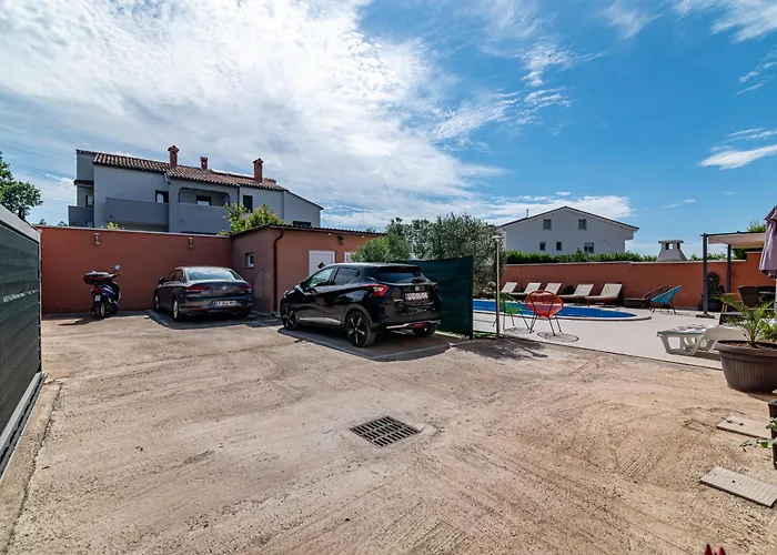 Family-friendly With Swimming Pool - 21314 Pula