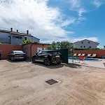 Family-friendly With Swimming Pool - 21314 Pula